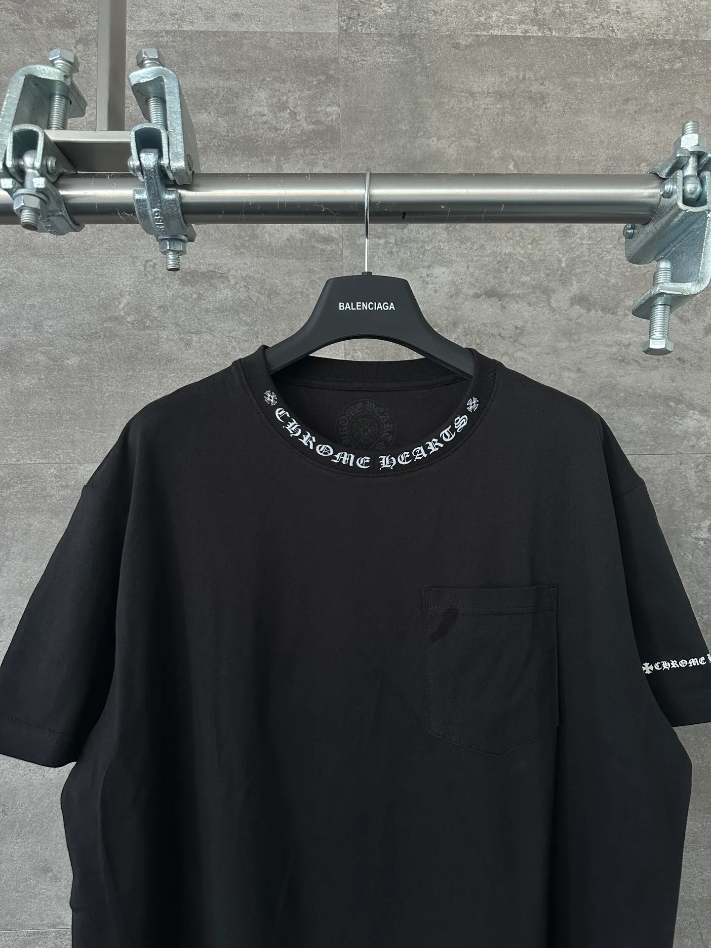 🅿️250 🔥 CH Crow Heart Classic Pocket Neck Sanskrit Printed Casual Loose Short-Sleeved T-Shirt, Same Style for Men and Women, Black Print and White Color Matching, Size S M L, Full Size Available from Stock. Process Description: Made of combed cotton high-density ice-permeable fabric, ribbed custom-dyed, printed with imported glue, every wiring detail is strictly in accordance with YB to achieve 100% restoration of ZG quality